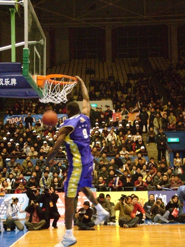 梅西捧起美职联冠军奖杯时，站在一旁的穆勒露出了最真挚的笑容（梅西登顶美职联捧杯时，穆勒在一侧绽放出最真挚的笑意）