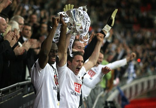 德国队2026年世界杯球衣：三色条纹致敬1990&2014年冠军球衣（德国队2026世界杯战袍：三色纹带致敬1990与2014双冠经典）