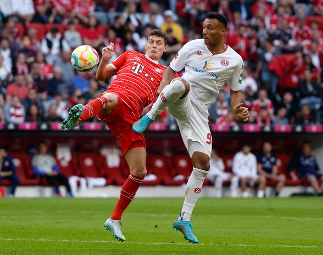 多队争抢顶级射手场面激烈（多队竞逐顶级射手 竞争白热化）