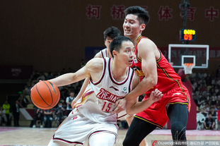 门将连续零封，稳定球队防线（门将连场零失球，稳固球队后防）