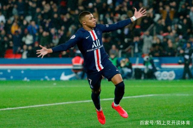 港队主场战新加坡，新加坡球员伤退时担架工作人员忍不住庆祝（港队主场迎战新加坡，新加坡球员伤退之际担架员忍不住欢呼）