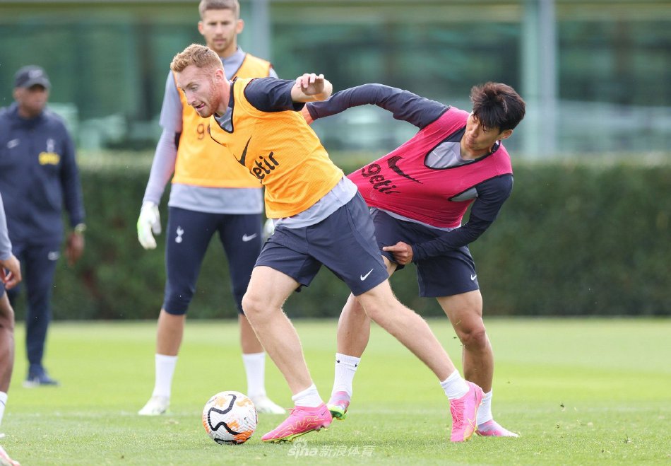 阿姆拉巴特：安东尼不该吃红牌，他并非故意踢对方面部（阿姆拉巴特力挺安东尼：并非故意踢脸，红牌不公）