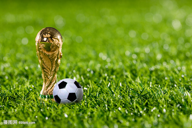 球迷在训练基地拉横幅支持阿隆索：我们爱你，冠军，振作起来（训练基地球迷举横幅力挺阿隆索：冠军，我们爱你，加油！）