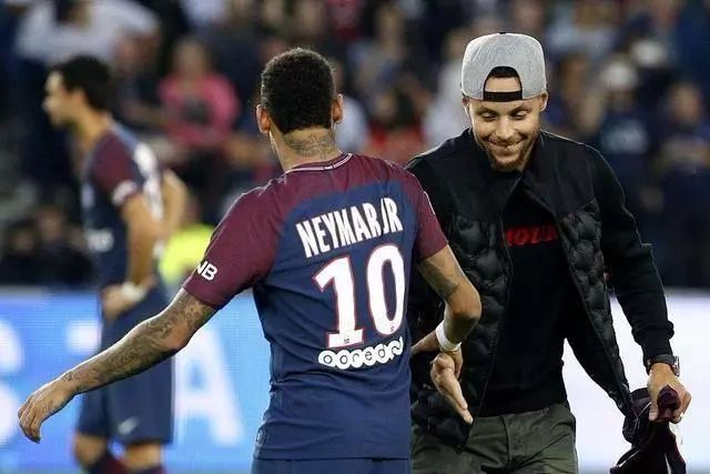 如何看待皇马近况？卡塞米罗：不会为皇马担心，我更担心曼联（卡塞米罗谈皇马近况：不担心皇马，更忧心曼联）